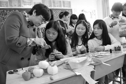 遂寧市職業技術學校教師正在教授學前教育專業的學生學習手工剪裁。