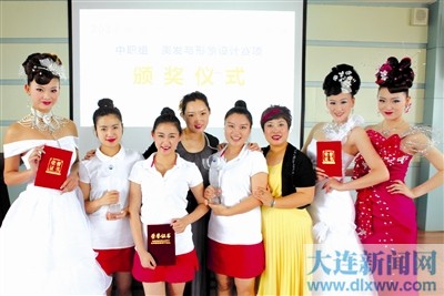 2014年全國職業院校中職組美發與形象設計專業技能大賽，大連女子職專學生任雪娜、丁琳琳、張東奇分獲兩金一銀的佳績，指導教師趙舒琪、于竺平獲評優秀指導教師。