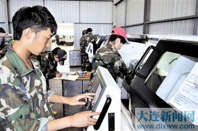 長興島職校數控專業的學生在實訓操作。